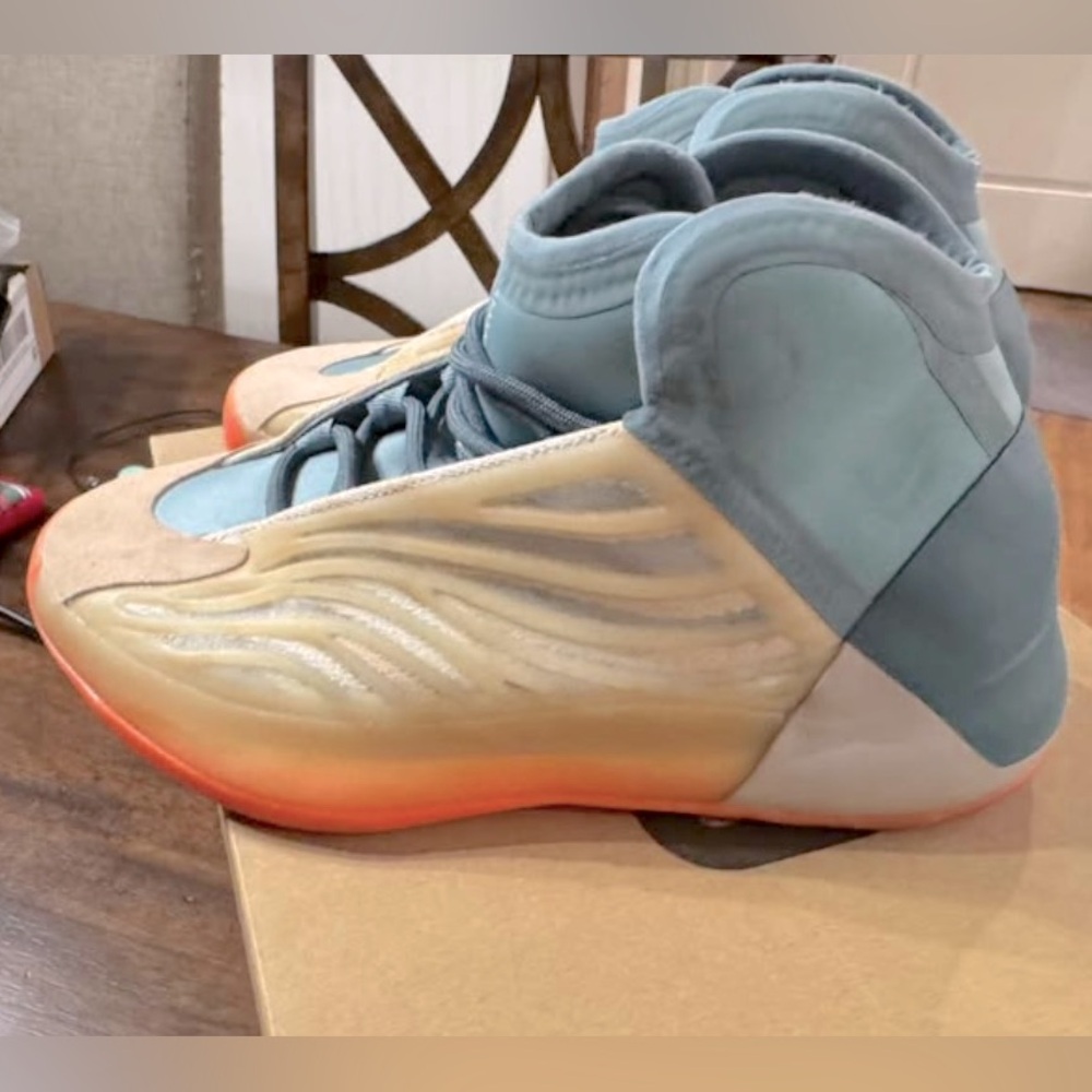 Yeezy QNTM size 7 men new in box